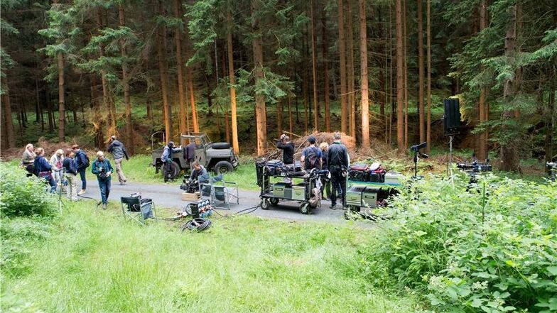 In einem Wald bei Kleingießhübel fanden am Mittwoch Dreharbeiten zu "Jonas Waldek" statt. Zwei Teile werden derzeit produziert. Die Filme werden eine Mischung aus Abenteuer-, Familien- und Naturfilm.