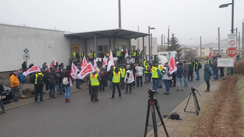 Vor dem Straßenbahnbetriebshof in Gorbitz haben sich rund 50 Streikende versammelt.