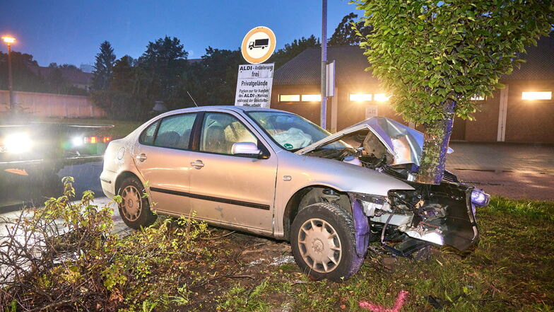 Der verunfallte Seat auf dem Pirnaer Sonnenstein. Der Fahrer kam schnell ins Krankenhaus - starb aber.