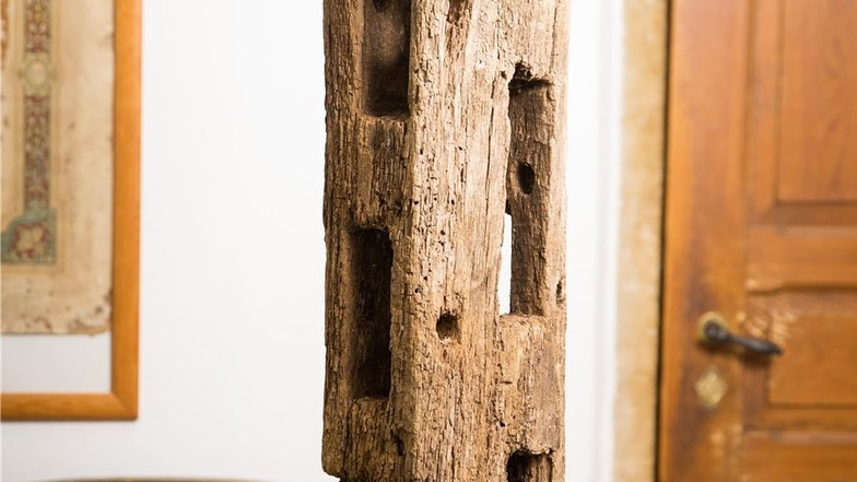 In diesem Holzbalken entdeckte der Müller bei Abrissarbeiten eine Vorderladerpistole mit Munition. Balken und Pistole werden im Museum gezeigt.