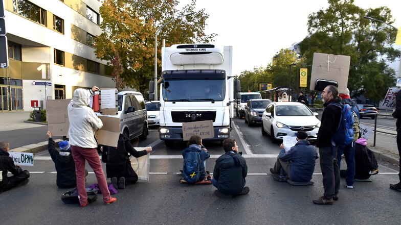 Klima-Demonstranten blockieren den Verkehr auf dem Straßburger Platz in Dresden.