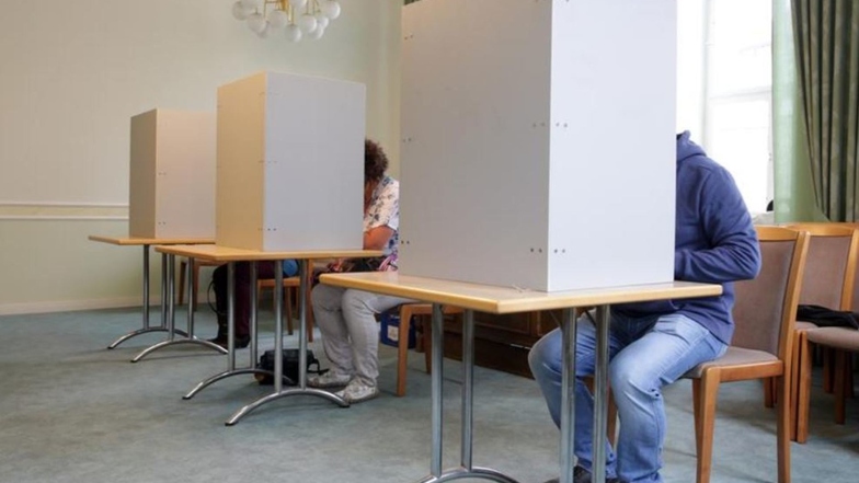 Stimmenabgabe im Kamenzer Rathaus. Die "Lausitzer Allianz" war nicht zugelassen.