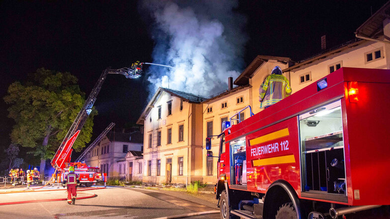 Feuerwehrleute aus Seifhennersdorf und der Umgebung haben in der Nacht zu Mittwoch einen Brand im Bahnhofsgebäude gelöscht.