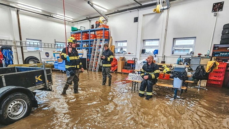 In Policna steht selbst die Feuerwehrwache unter Wasser.