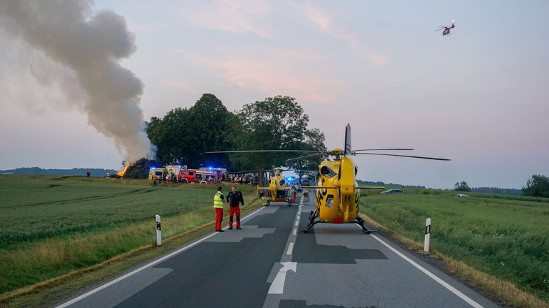 Mehrere Rettungshubschrauber aus Sachsen und Brandenburg flogen fünf Verletzte in Kliniken.