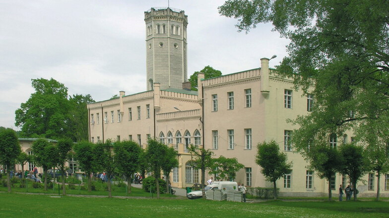 Im 19. Jahrhundert erhielt Schloss Erdmannsdorf (heute Myslakowice) sein heutiges Aussehen nach Plänen von Schinkel.