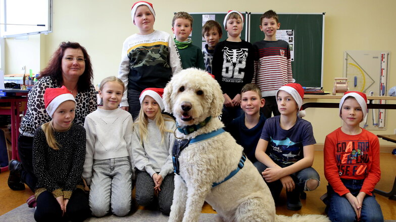 Sabine Kowalski ist Lehrerin an der Oßlinger Kastanien-Grundschule. Ihre vierte Klasse ist sehr entzückt davon, dass Schulhund Sammy jede Stunde an ihrer Seite ist.