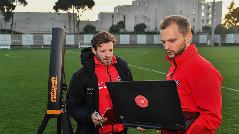 Athletiktrainer Philippe Hasler (l.) und Sportwissenschaftler Jacob Wolf überwachen die Laufdaten der Spieler per Laptop und Antenne direkt am Trainingsplatz in Belek.