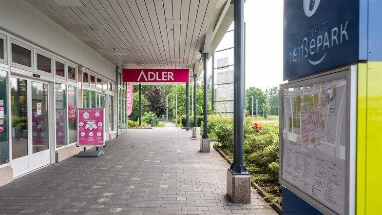 Seit 1994 gibt es die pinken Adler-Schilder - und das Geschäft - in Görlitz. Bald müssen sie abgebaut werden.