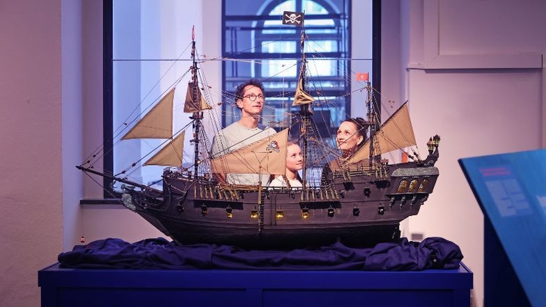 Die legendäre Black Pearl, das Segelschiff, das Jack Sparrow in „Fluch der Karibik“ kommandierte, ist als Modell in der Ausstellung zu bewundern.