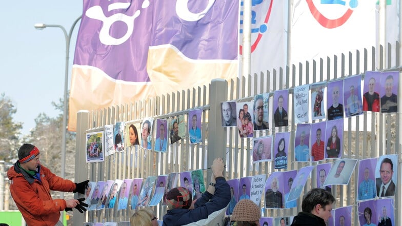 Dresden im Februar 2009: Mitarbeiter des insolventen Chipherstellers Qimonda hängen Fotos von sich an einen Zaun in der Nähe des Werks, um ihren Unmut über die Pleite zu demonstrieren.