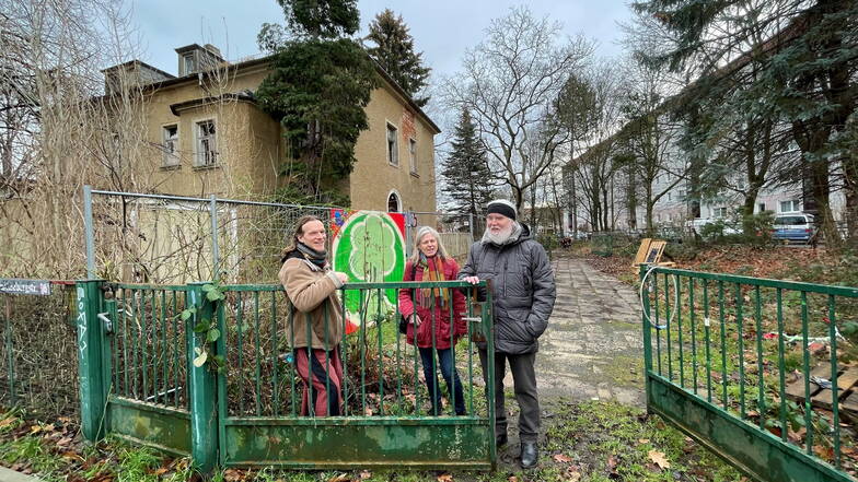 Carsten Irmer, Sabine Müller-Schwerin und ihr sehbehinderter Mann Peter Müller
wünschen sich, dass die Villa Akazienhof an der Schneebergstraße in Dresden-Gruna zum Stadtteilhaus wird.