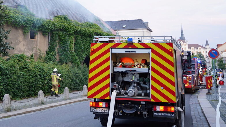 Einen Brand in einem leerstehendem Gebäude an der Bautzener Töpferstraße haben Feuerwehrleute am Donnerstagmorgen gelöscht.