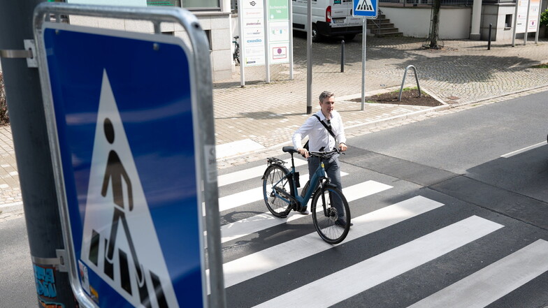 "Selbstständigkeit im Straßenverkehr fördern": Verkehrsbürgermeister Stephan Kühn weiht den Zebrastreifen auf der Buchenstraße ein.