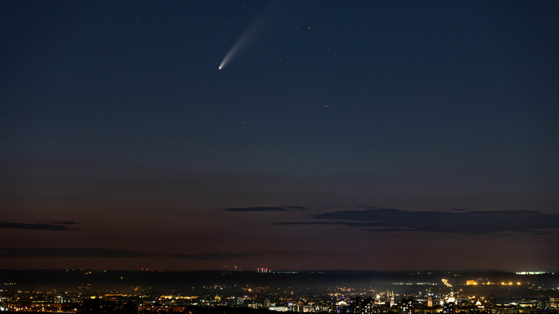 In der Nacht zu Sonntag war Andreas Lichtenau hinter dem Kometen her. Neowise ist auf den Bildern deutlich über Dresden zu erkennen.