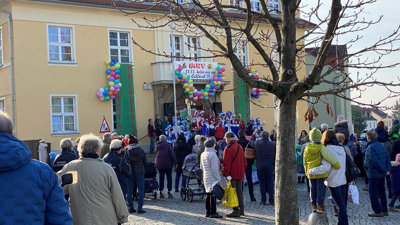 Wochenmarkt und Schlüsselübergabe - gleich doppelt Abstand halten, hieß es am Donnerstag auf dem Rathausplatz in Weinböhla. Zwischen Gemüsehändler und Gulasch-Kanone feierten hier die Jecken.