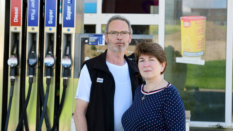 Christoph und Angela Dammert
wollten im Sommer ganz groß Jubiläum feiern. Doch inzwischen kämpfen sie mit ihrer Go-Tankstelle in Oppach ums Überleben.