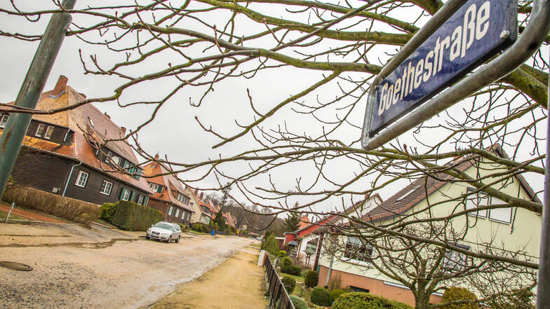 Die Bewohner der Goethestraße und der benachbarten Herderstraße in Niesky warten schon seit Jahren drauf, dass ihre Straßen einen Asphaltbelag bekommen. In diesem Jahr könnte das nun möglich werden, wenn die Finanzierung steht.