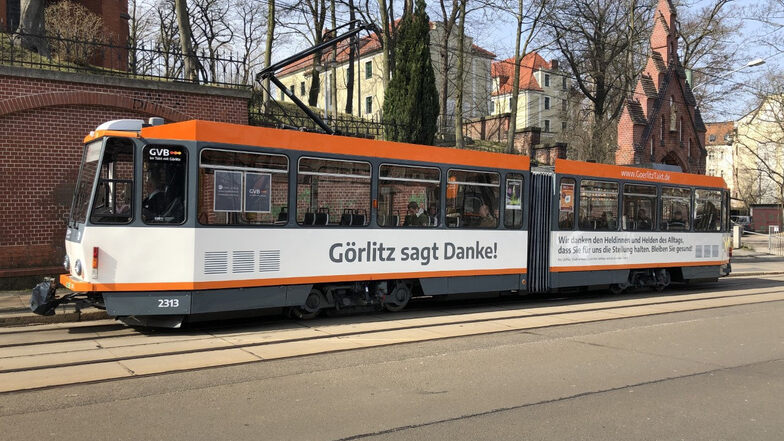 „Görlitz sagt Danke!“ steht seit wenigen Tagen auf dieser Straßenbahn. Das ist in Corona-Zeiten eine gemeinsame Aktion von Stadt und Verkehrsbetrieben.