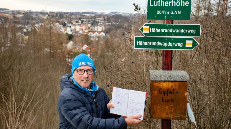 Seit mehreren Jahren pflegt Jens Richter das Gipfelbuch auf der Lutherhöhe in Waldheim. In den vergangenen Wochen haben auch viele Waldheimer den Höhenwanderweg entdeckt und sich in dem Buch verewigt.