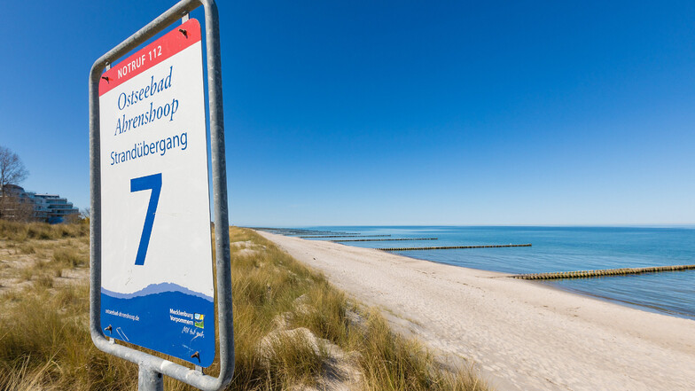 Schönstes Frühjahrswetter mit strahlend blauem Himmel – doch auch der Strand von Ahrenshoop ist menschenleer.