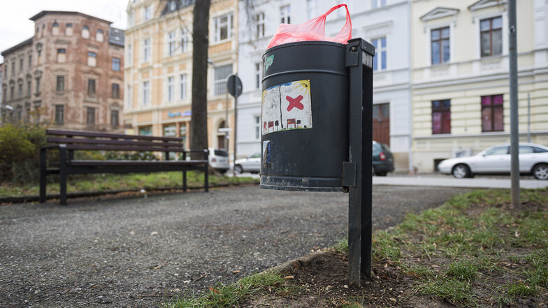 Mehr Sauberkeit für Görlitz: Ein Papierkorb auf dem Otto-Buchwitz-Platz.