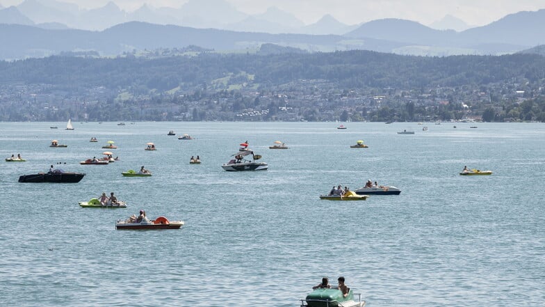 Menschen genießen das Wetter auf dem Zürichsee.  Die Schweiz bleibt das beliebteste Auswanderungsland der Deutschen in Europa.