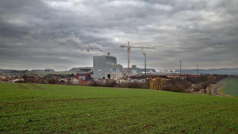 Bedrohlich sieht es aus, wenn die Abgase aus dem Gewerbegebiet Kodersdorf mit den tief stehenden Wolken verschmelzen.