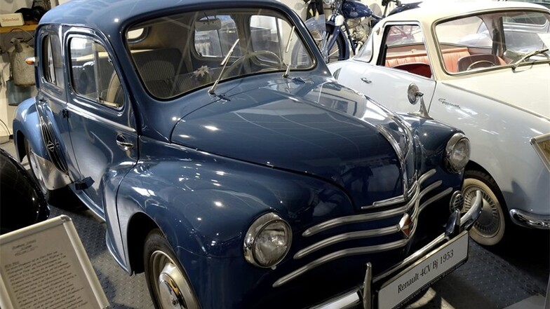 Einer von vielen wertvollen Einzelstücken im Fahrzeugmuseum ist dieser blau-graue Renault 4 CV von 1953. Mit seinen 35 PS fährt er bis zu 100 km/h schnell.
