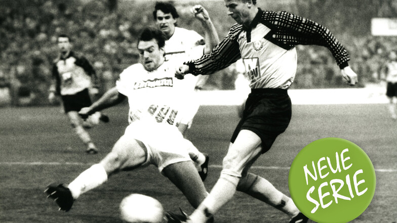Johnny Ekström (l.) erzielt beim 1:1 im Heimspiel gegen den Karlsruher SC im November 1994 seinen vierten von sieben Treffern für Dynamo. Doch auch der Torjäger aus Schweden kann den Abstieg nicht verhindern.