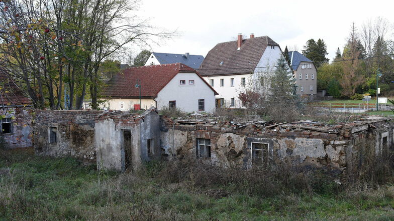 So sah vor Kurzem noch die Ruine der ehemaligen Bäckerei in Colmnitz aus. Hier wird jetzt das neue Feuerwehrhaus gebaut. Darum wird aber noch diskutiert.