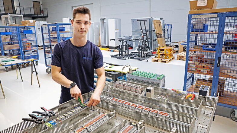 In der Fertigung ist zum Beispiel Lukas Teichmann beschäftigt. Der 23-jährige Elektroniker fertigt nach den Vorgaben der Planer Schaltschränke.