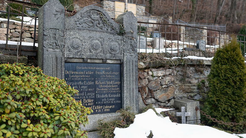 Das Grab der Familien Lange und Eichler. Richard Adolf Lange war ein Sohn Ferdinand Adolph Langes, Uhrenfabrikant und Ehrenbürger der Stadt.
