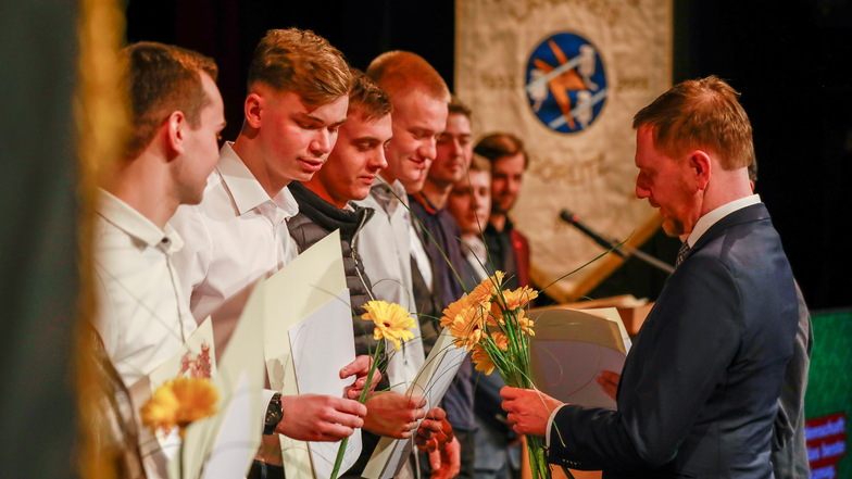 Sachsens Ministerpräsident Michael Kretschmer gratuliert den jungen Nachwuchs-Handwerkern.