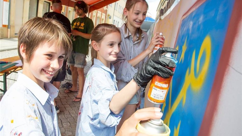 Mathilda, Wilhelmine und Helene hatten beim Grafitti-Workshop auf der Dresdner Straße viel Spaß.