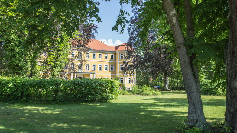 Die Idylle von Park und Schloss trügt. An der Grundschule in Kreba-Neudorf ist der erste Corona-Fall am Dienstag aufgetreten.