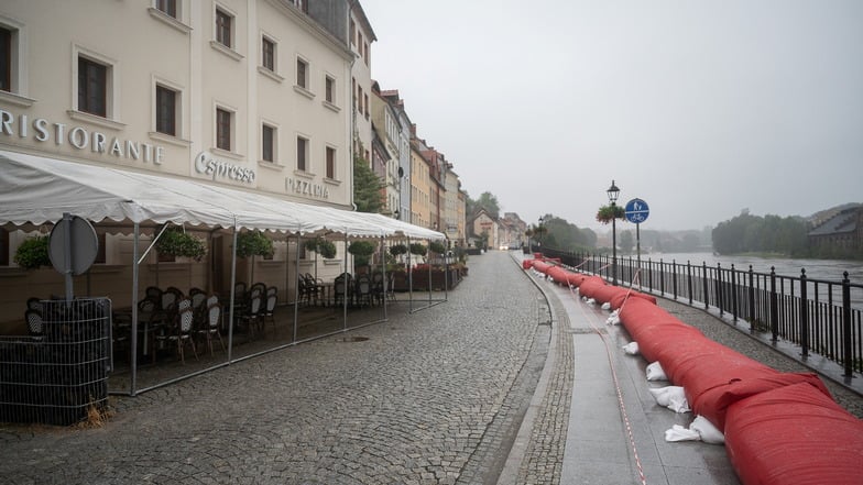 Auf der Straße Daszynskiego in Zgorzelec wurden mobile Schutzbarrieren mithilfe von Säcken aufgebaut.