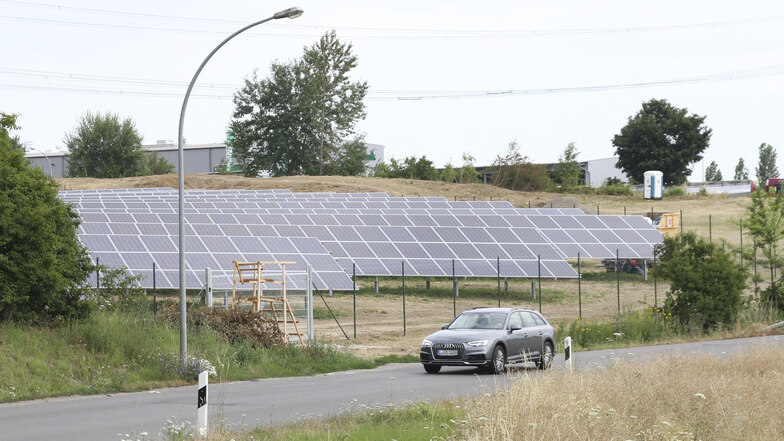 Im Gewerbepark Mockritz ist diese Solaranlage entstanden. In Betrieb kann sie aber noch nicht gehen, weil noch ein wichtiges Bauteil fehlt.