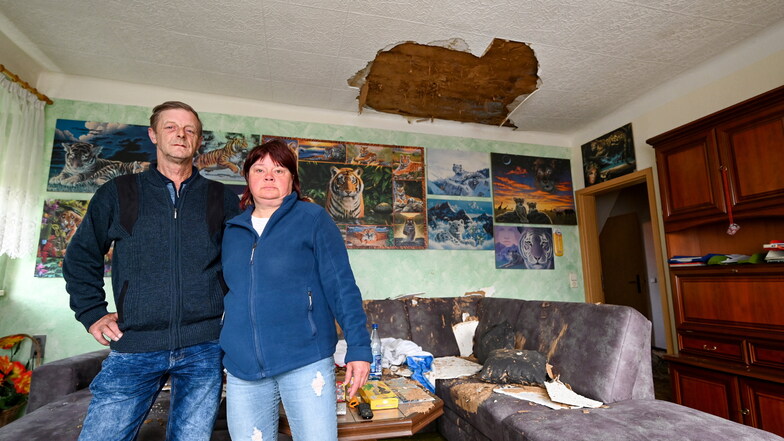 Uwe und Jacqueline Wiatr konnten nach dem Brand zum ersten Mal ihre Wohnung betreten. Die Couchgarnitur, die sie sich erst vor wenigen Wochen gekauft haben, ist hinüber. Dagegen könnte die Schrankwand noch verwendbar sein.