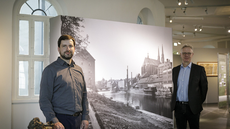 Der Historiker Jan Bergmann-Ahlswede (li.) und Museumsdirektor Jasper von Richthofen möchten die Neißeausstellung gern noch einmal zeigen und hoffen deshalb auf eine mögliche Öffnung des Kaisertrutzes vor Ostern.