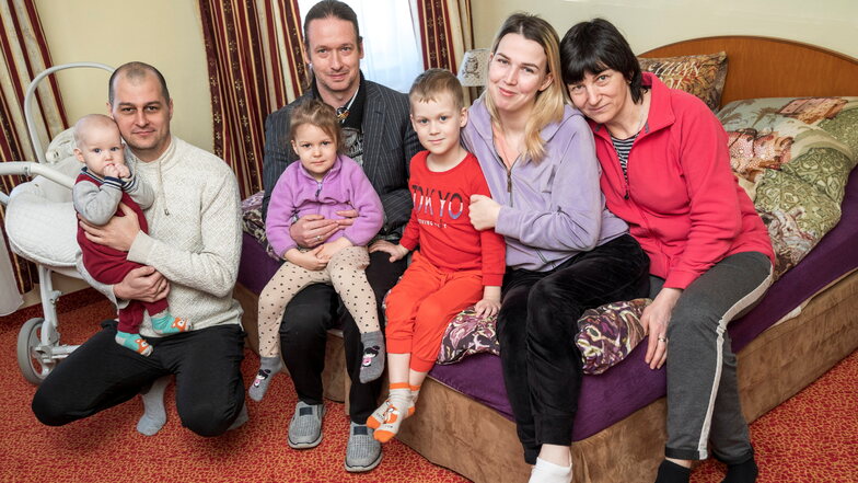 Hotelier Marcus Steinäcker (4.v.l.) hat eine ukrainische Familie aus dem umkämpften Charkiw aufgenommen.