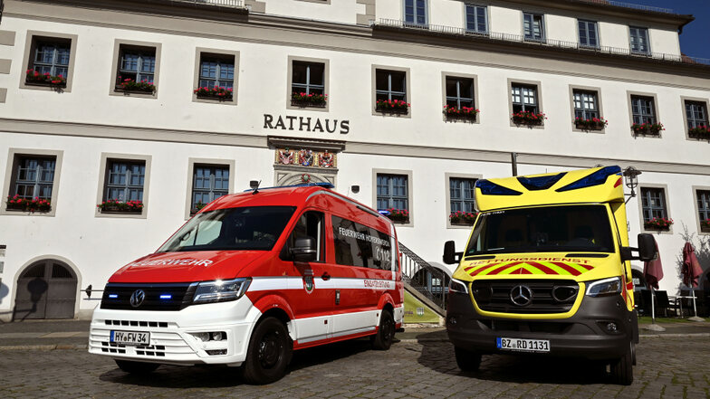 Der neue Einsatzleitwagen und der neue Rettungstransportwagen hatten am Freitag am Alten Rathaus ihren ersten Einsatz für die Feuerwehr Hoyerswerda.