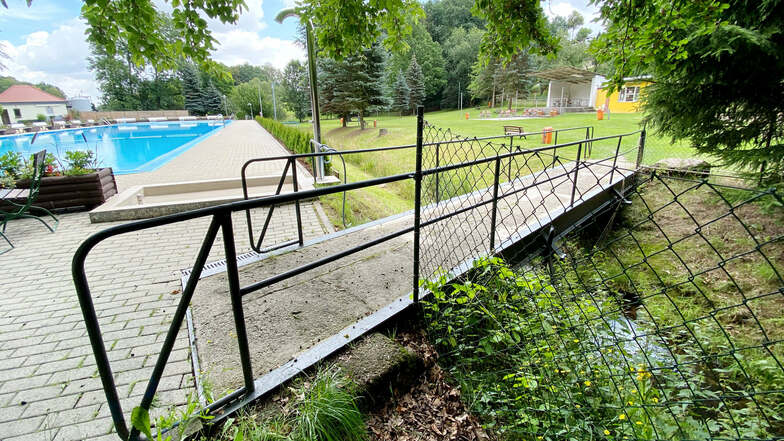 Muss diese kleine Brücke im Bernstädter Waldbad neu gebaut werden? Daran scheiden sich derzeit die Geister.