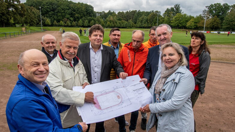 Im September war der Förderbescheid für den Umbau des Sportplatzes Wiesenstraße überreicht worden. Nun haben die Harthaer Stadträte beschlossen, welche Firma den Auftrag übernehmen soll.