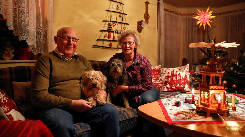 Familie Eifler mit den beiden Hunden auf der heimischen Couch.