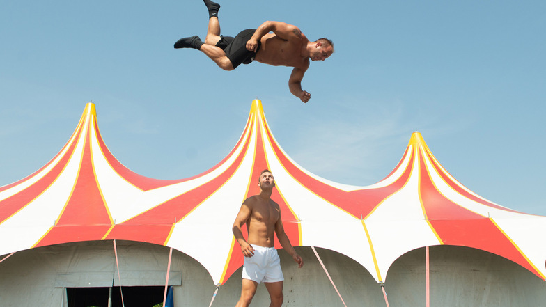 René Scholl (31, schwarze Hose) und sein Bruder Alfred sind der Höhepunkt im Circus Busch.