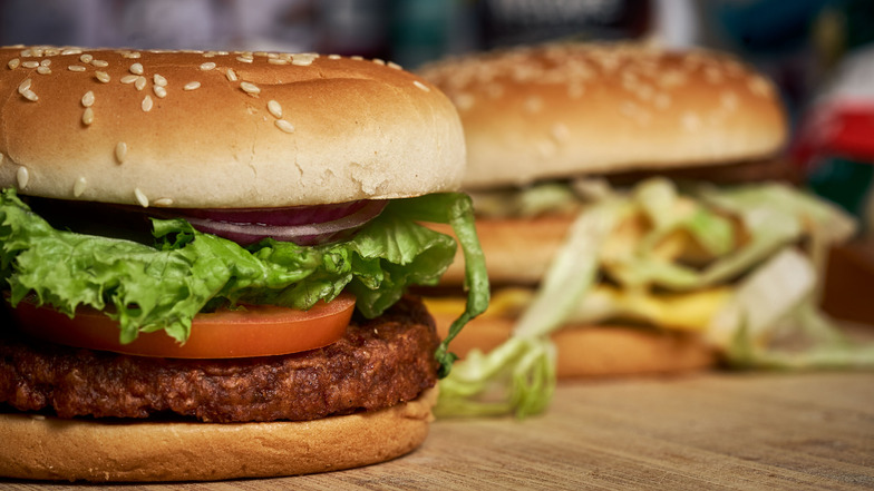 Auch McDonalds hat seit Jahren einen veganen Burger im Angebot - der sogar appetitlicher aussieht als der BigMac im Hintergrund.