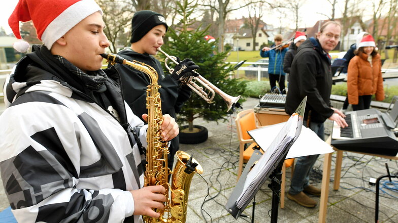 Die Schülerband der Parkschule unter Leitung von Musiklehrer Jens Köhler spielte für die Bewohner des Alten-und Pflegeheims St. Jakob ein vorweihnachtliches Konzert.