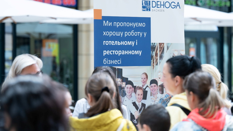 Besucher einer Jobmesse für ukrainische Flüchtlinge stehen im Foyer des World Trade Center in Dresden.
