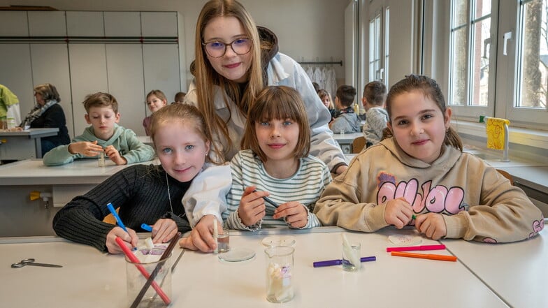 Annika, Neele und Cataleea lernen noch an der Pestalozzi-Grundschule. Josi aus der 9. Klasse betreut die Grundschülerinnen bei den Experimenten im Chemiekabinett.